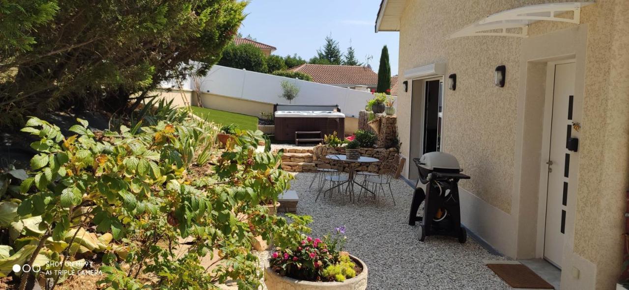 Campagne Et Jacuzzi ... C'Est Cosy Le Bumble Bee ! Villa Panossas Exterior photo