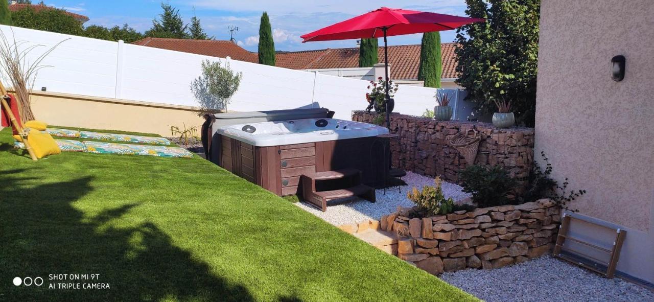 Campagne Et Jacuzzi ... C'Est Cosy Le Bumble Bee ! Villa Panossas Exterior photo